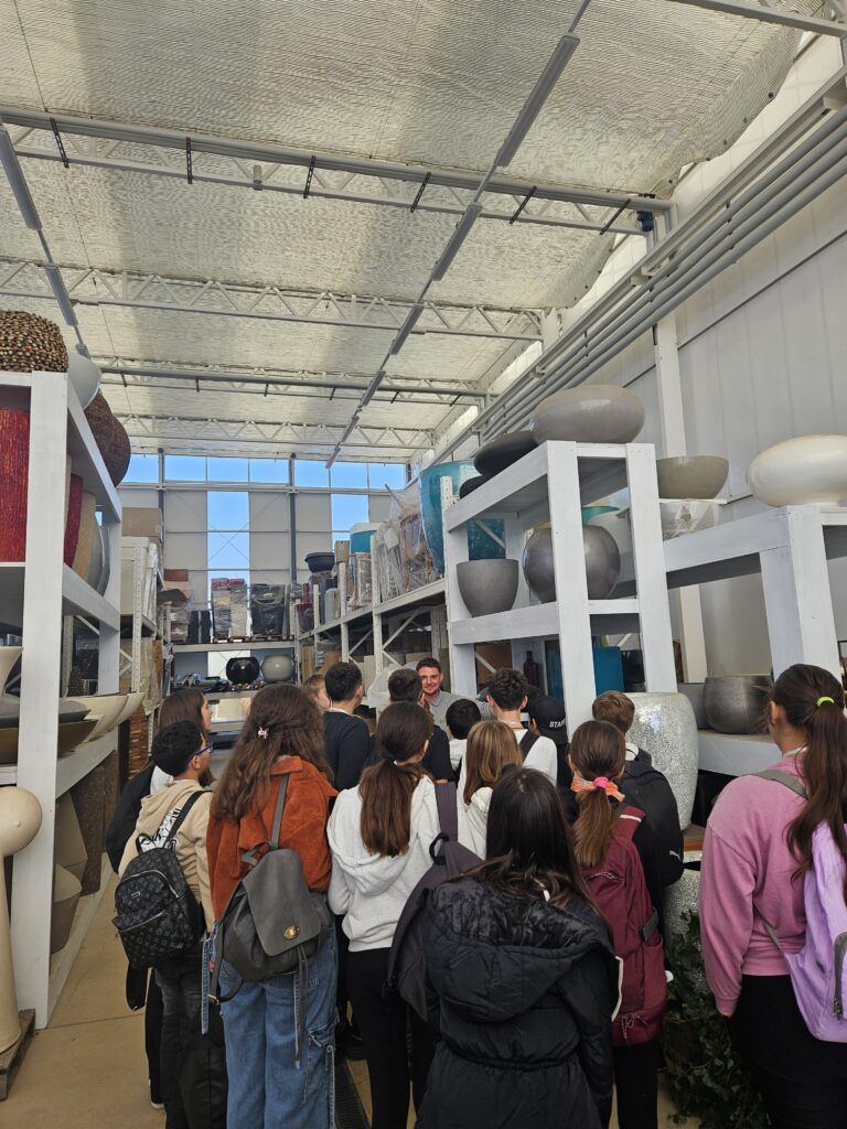 Showroom vasi e ragazzi che osservano