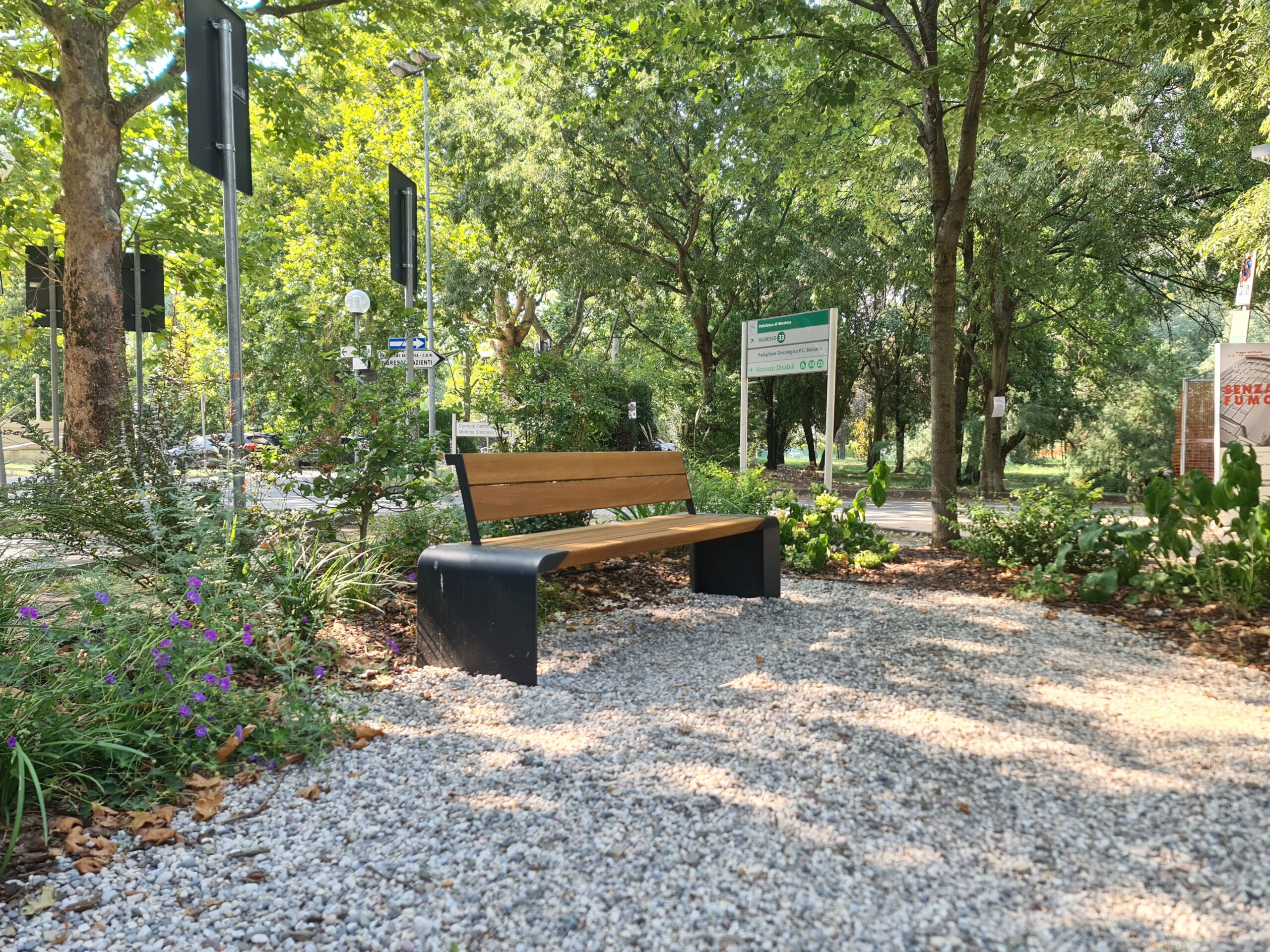 Panchina del nuovo giardino COM Modena