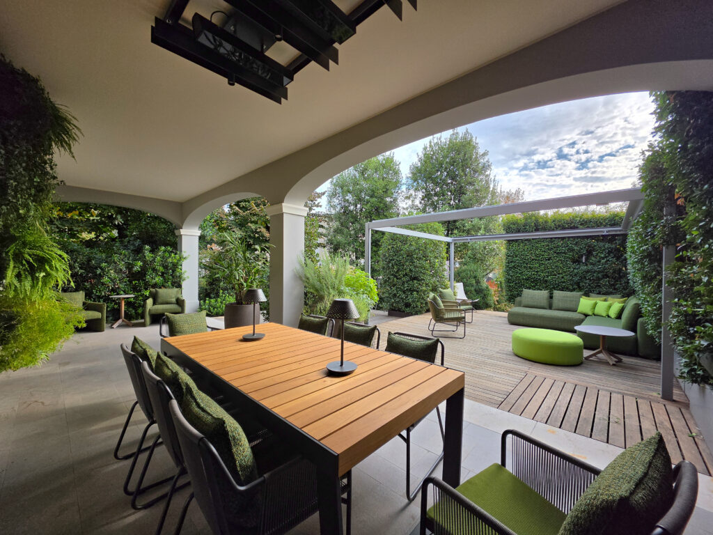 Un progetto residenziale a Formigine che si rinnova nel tempo, tra landscape design, nuove soluzioni outdoor e cura del verde