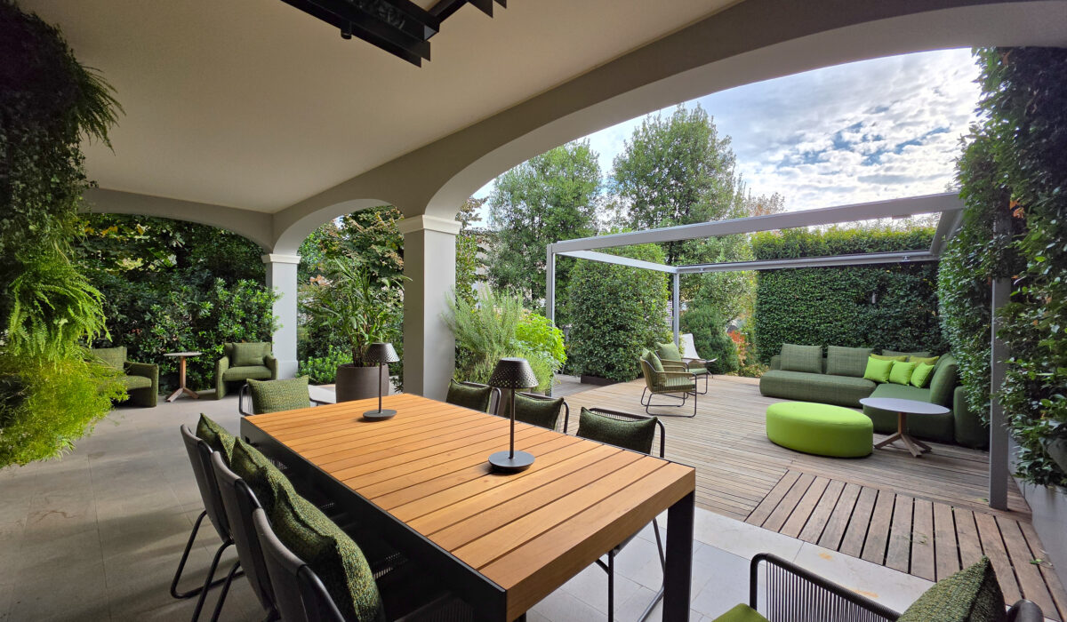 Un progetto residenziale a Formigine che si rinnova nel tempo, tra landscape design, nuove soluzioni outdoor e cura del verde