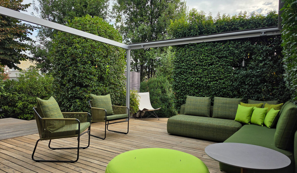 Progettazione outdoor a Formigine con arredi RODA e struttura ombreggiante