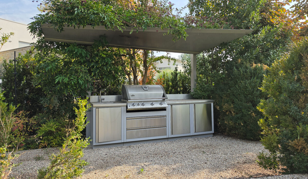 Cucina outdoor con copertura e vegetazione progettata da Hydroplants